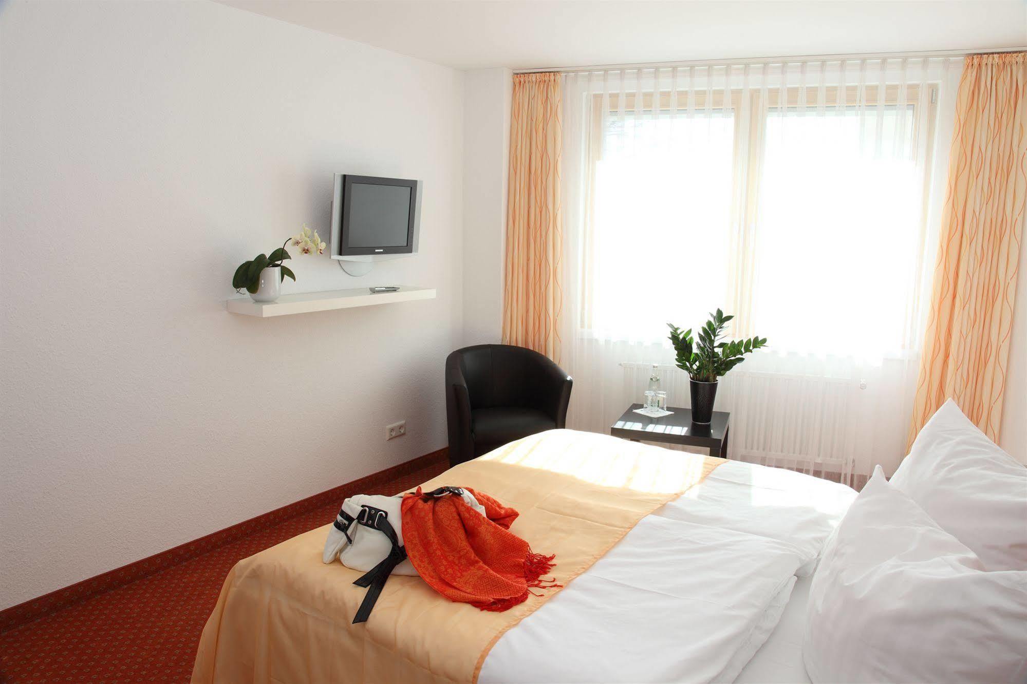 Lobinger Hotel Weisses Ross ลังเกอเนา ภายนอก รูปภาพ